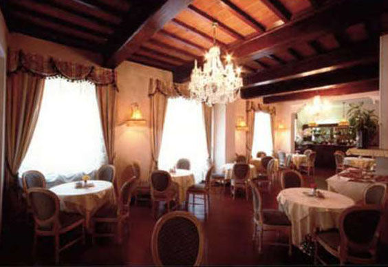 مونتايون Grand Hotel Villa Patrizia المطعم الصورة